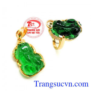 Bộ tỳ hưu vàng đá xanh gồm 1 chiếc nhẫn tỳ hưu và 1 chiếc mặt dây chuyền vàng tỳ hưu.