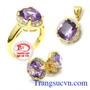 Bộ Mặt dây nhẫn hoa tai vàng món quà ý nghĩa trao trọn tình yêu và lòng chung thủy cho người nữ của mình.