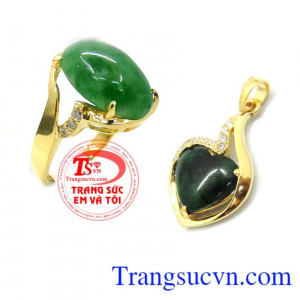 Bộ Nhẫn vàng Mặt Jadeite được chế tác tinh xảo, đường nét sáng bóng, bền đẹp.