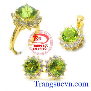 Bộ Nhẫn Hoa tai Mặt Vàng Peridot dành cho nữ chất lượng.