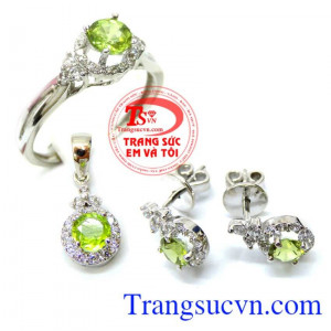 Bộ Nhẫn Mặt Hoa tai Vàng trắng Peridot đảm bảo chất lượng tinh tế và đẳng cấp.