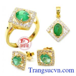 Bộ Nhẫn Mặt Hoa tai Emerald thiên nhiên, có Giấy kiểm định đá quý kèm theo.
