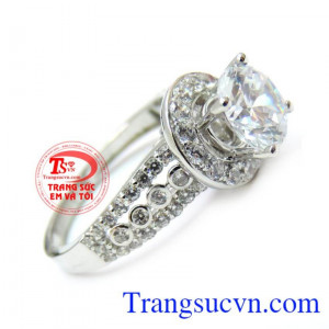 Chiếc nhẫn nữ vàng trắng 18k phù hợp làm quà tặng sinh nhật hoặc trong các dịp ý nghĩa thể hiện cho sự trong sáng và tinh khôi đại điện cho sự hoàn hảo.