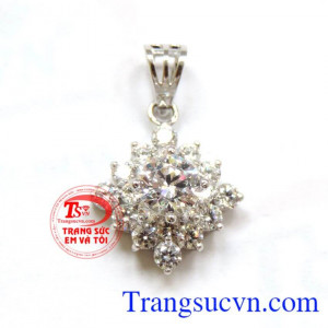 Mặt dây hạnh phúc trong sáng là món quà ý nghĩa dành cho người thương. 