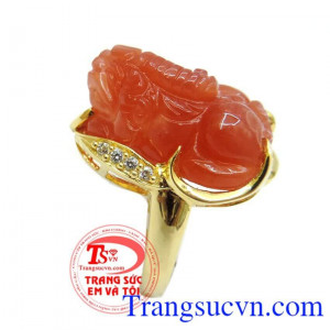 Nhẫn vàng màu tinh tế gắn tỳ hưu đá thiên nhiên, mang lại may mắn và hộ mệnh, Nhẫn nữ vàng tây dành cho phái đẹp