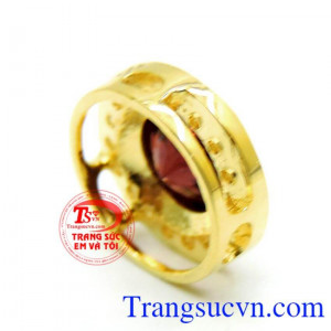 Bảo hành 1 năm,Phù hợp đeo cùng dây chuyền vàng. Mặt dây vàng đá Granet hộ mệnh