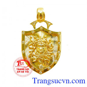 Mặt khiên vàng được làm bằng vàng tây 10k dành cho nam thể hiện đẳng cấp phái mạnh kiểu dáng mạnh mẽ và sang trọng được nhiều người ưa chuộng.