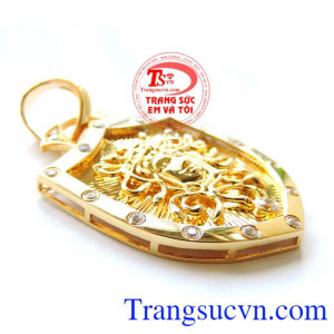 Sản phẩm thiết kế tinh tế trên nền vàng sáng bóng. Mặt khiên Versace nam vàng tây