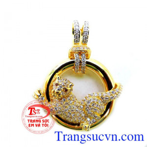 Sản phẩm thể hiện đẳng cấp phái mạnh kiểu dáng được thiết kế sang trọng. Mặt dây nam Báo uy lực