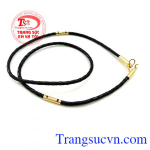 Dây da bọc vàng với các họa tiết khỏe và nam tính, phù hợp đeo mặt dây vàng