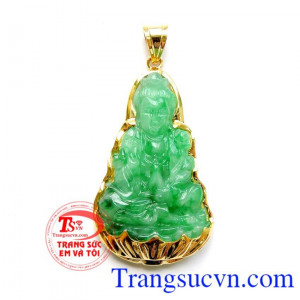 Mặt Quan Âm Jadeit bọc vàng hợp với quý khách có tuổi âm mệnh Mộc hoặc mệnh Hỏa. Mặt Quan Âm Jadeit bọc vàng đeo bình an