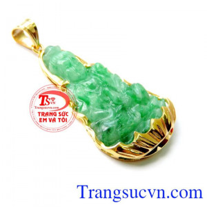 Mặt dây chuyền Quan Âm được làm từ ngọc cẩm thạch tự nhiên được chạm trổ rất đẹp, tinh xảo, nghệ thuật. Mặt Quan Âm Jadeit bọc vàng đeo bình an