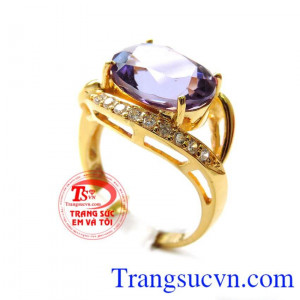 Chiếc nhẫn Thạch Anh Tím phong thủy rất tốt cho sức khỏe kiểm soát được cảm xúc, xoa dịu âu lo,tăng cường lòng bao dung nhẫn nại. làm cho con người có cảm giác yên tâm