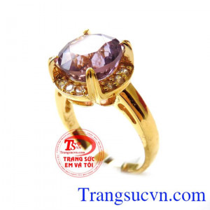 Nhẫn nữ Thạch Anh Tím may mắn chất lượng đảm bảo. Trong phong thủy người ta áp dụng năng lượng kỳ diệu của đá Thạch Anh Tím để làm giảm bớt nỗi đau và vận rủi của con người, đem lại kết quả phi thường