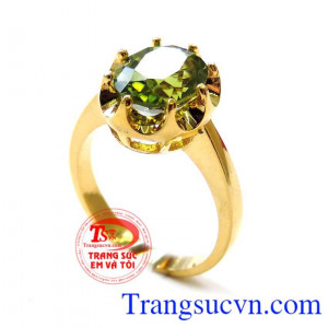 Chiếc nhẫn nữ Peridot hộ mệnh hợp với người thuộc mệnh Hỏa,Thủy đặc biệt là những người sinh vào tháng 8. Là viên đá kỷ niệm 16 năm ngày cưới.