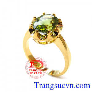 Chiếc nhẫn nữ Peridot hộ mệnh chất lượng cao. Màu xanh lá của Peridot là màu của tự nhiên tượng trưng cho sức sống và niềm hi vọng, là loại đá độc đáo gắn với sự huyền bí sức khỏe tinh thần