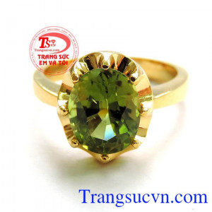 Chiếc nhẫn nữ Peridot hộ mệnh chất lượng cao. Màu xanh lá của Peridot là màu của tự nhiên tượng trưng cho sức sống và niềm hi vọng, là loại đá độc đáo gắn với sự huyền bí sức khỏe tinh thần