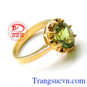 Chiếc nhẫn nữ Peridot hộ mệnh hợp với người thuộc mệnh Hỏa,Thủy đặc biệt là những người sinh vào tháng 8. Là viên đá kỷ niệm 16 năm ngày cưới.