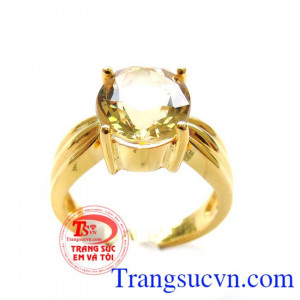 Người đeo nhẫn Thạch Anh Vàng sẽ được tăng cường trí nhớ năng lượng và thêm lạc quan giúp bạn phòng ngừa được bệnh tật chữa được vết cắn của rắn và nhện. Sản phẩm uy tín chất lượng được giao bán trên toán quốc.