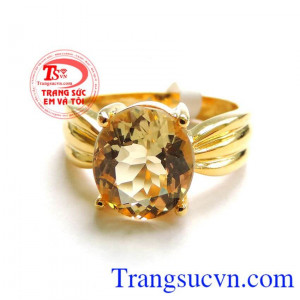 Người đeo nhẫn Thạch Anh Vàng sẽ được tăng cường trí nhớ năng lượng và thêm lạc quan giúp bạn phòng ngừa được bệnh tật chữa được vết cắn của rắn và nhện. Sản phẩm uy tín chất lượng được giao bán trên toán quốc.