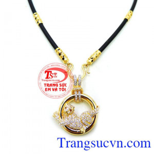Mặt dây con báo vàng gắn đá rất tinh tế và sang trọng đẳng cấp cho người đeo