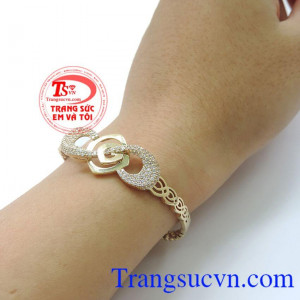 Sản phẩm kèm giấy kiểm định chất lượng, không lo về giá cả. Vòng tay vàng
