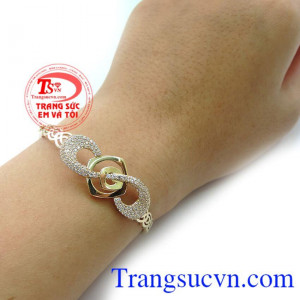 Chúng tôi tự hào là thương hiệu trang sức chuyên mang đến các sản phẩm chất lượng uy tín đi kèm với dịch vụ chuyên nghiệp. Vòng tay vàng