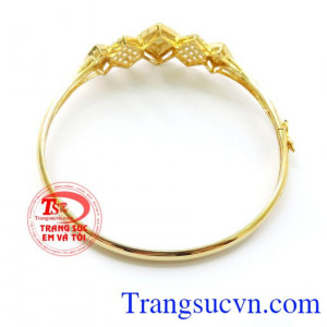 Thiết kế với nhiều mẫu mã đa dạng phong phú. Vòng tay vương miện quyền quý