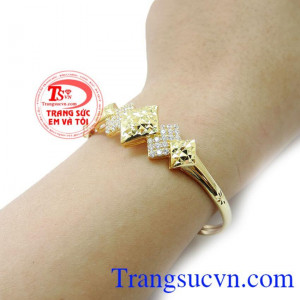 Sản phẩm kèm giấy kiểm định, miễn phí vận chuyển nếu thanh toán trước 100% giá trị sản phẩm. Vòng tay vương miện quyền quý