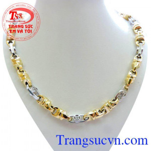 Đeo dây chuyền vàng 18k sáng bền đẹp đẳng cấp và sang trọng