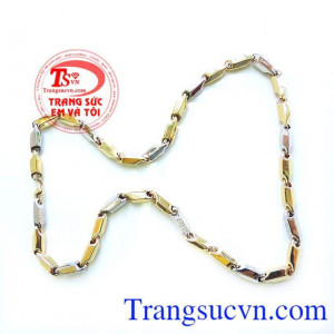 Dây chuyền vàng khắc chữ Vạn với mong muốn mang lại may mắn cho người đeo,