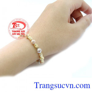 Lắc vàng thiết kế độc đáo là món quà tình yêu bền chặt theo thời gian. Lắc bi vàng màu dẹt Ý nhập