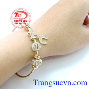 Hình ổ khóa tượng trưng cho một tình yêu mãi tươi đẹp và bền vững theo thời gian. Lắc tay ổ khóa yêu thương