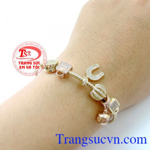 Chiếc lắc tay thiết kế vô cùng tinh tế là món quà ý nghĩ cho phái đẹp. 