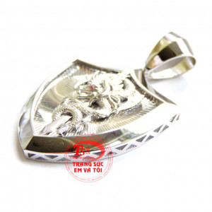 Mặt khiên vàng trắng kiếm kết hợp cùng dây chuyền vàng trắng, tinh tế và sang trọng