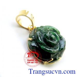 Mặt dây hoa hồng ngọc phỉ thúy dành cho nữ mệnh Mộc và Mệnh Hỏa.