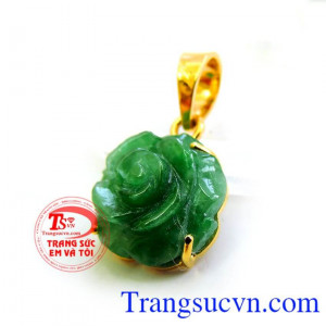 Chiếc Mặt dây vàng hoa hồng lục với đường nét chạm tinh tế và sang trọng.
