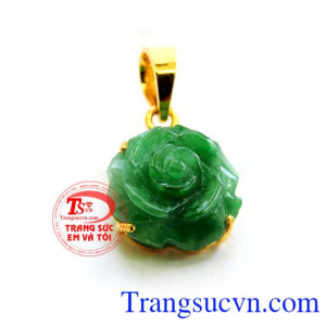 Hoa hồng xanh lá tượng trưng cho sự giàu có, phong phú và hào phóng, chúng đại diện cho sự phát triển, sự phong phú, sự đổi mới liên tục của cuộc sống. Mặt dây vàng hoa hồng lục