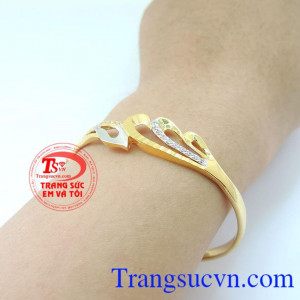 Chiếc vòng tay vàng tây nhỏ nhắn xinh xắn sẽ là món quà vô giá cho người bạn yêu thương. Vòng 10k vàng như ý
