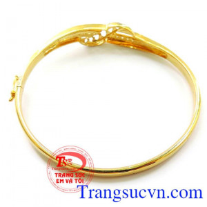 Hương vị ngọt ngào vòng tay, Vòng tay vàng tây khắc trái tim, đính đá theo hình dải lụa tạo sự mềm mại và vẻ đẹp quyến rũ cho người đeo. 