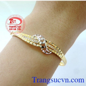 Chiếc vòng vàng thời trang tự tin là một món quà tình yêu ngọt ngào khiến cho người ấy không bao giờ quên. Hương vị ngọt ngào vòng tay