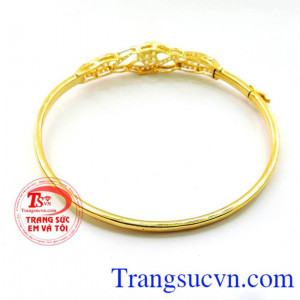 Vòng 10k tuổi hoa xuân, Vòng tay vàng tây nữ thiết kế đính đá viền quanh những bông hoa nhỏ lấp lánh tạo vẻ đẹp tươi trẻ, đầy sức sống cho người phụ nữ.