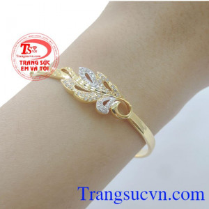 Biểu tượng cho sự may mắn và hạnh phúc tràn đầy. Chiếc lá may mắn vòng vàng