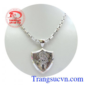 Mặt khiên vàng trắng kiếm kết hợp cùng dây chuyền vàng trắng, tinh tế và sang trọng