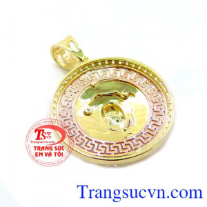 Gương mặt lạnh lùng, tàn ác thể hiện sức mạnh của sự thống trị tuyệt đối, sức hấp dẫn khó cưỡng và vẻ quyến rũ điên đảo lòng người.