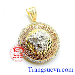 Hóa thân của Medusa nhằm thể hiện tầm nhìn như thế. Mặt vàng quyền lực biểu tượng của sự quyến rũ mê hoặc lòng người