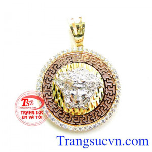 Mặt vàng quyền lực, đôi mắt của nữ quỷ Medusa là biểu tượng cho sự hấp dẫn đến chết người.