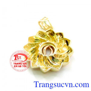 Mặt dây chuyền thiết kế sang trọng, là món trang sức không thể bỏ lỡ.