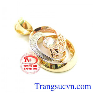 Mặt nữ 3 màu xinh, mặt dây chuyền vàng 3 màu được thiết kế với kiểu dáng vô cùng nữ tính và sang trọng đem lại sự trẻ trung và rạng rỡ.