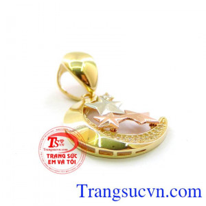 Mặt nữ thiết kế theo sự liên kết giữa trăng và sao trong cảnh non nước hữu tình như một dòng chảy lặng lẽ đi vào lòng người. Mặt dây trăng sao hữu tình